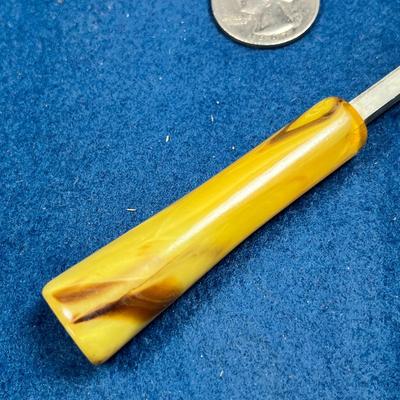 VINTAGE SWIRLED BAKELITE HANDLED TRACING WHEEL