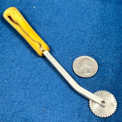 VINTAGE SWIRLED BAKELITE HANDLED TRACING WHEEL