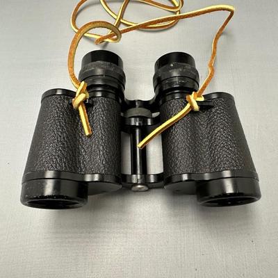 CARL ZEISS BINOCULARS WITH CASE AND ECHO TRACER KEYCHAIN