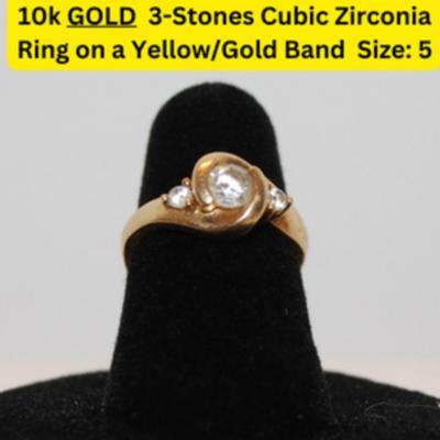 10k GOLD 3-Stones Cubic Zirconia Ring on a Yellow/Gold Band (3.1g) Size: 5