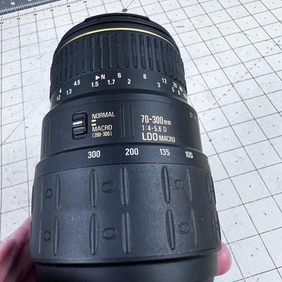 QUANTARAY 70-300 MM Camera Lens for a NIKON 