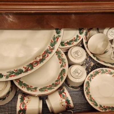 Royal majestic fine china Christmas set