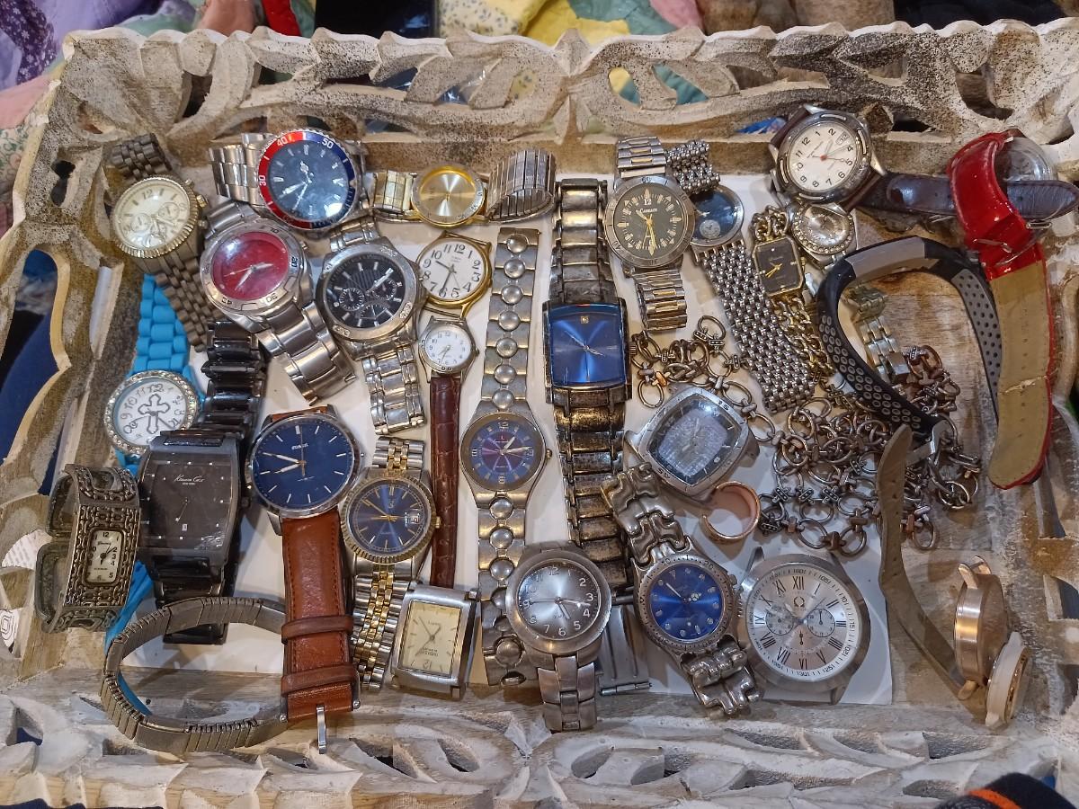 Lot of watches | EstateSales.org