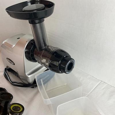 H583 Omega CNC80 Compact Nutrition Juicer Nutrition System w/Manual