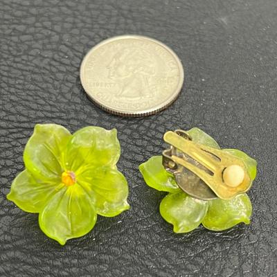 Floral Pendant Necklace and Clip-On Earrings (38)