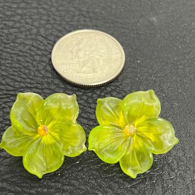 Floral Pendant Necklace and Clip-On Earrings (38)