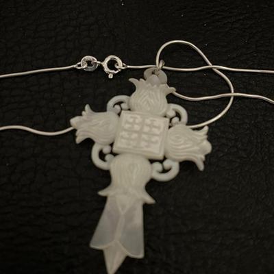 Mother of Pearl Cross Pendant on Sterling Silver (925) 18 Inch Chain (60)