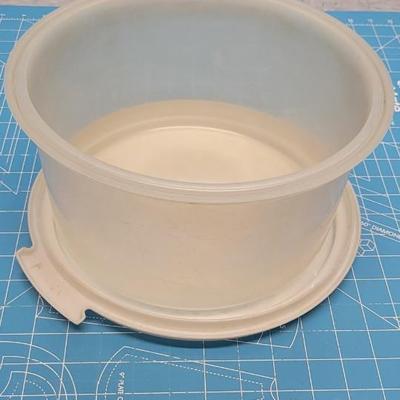 Tupperware cake pan
