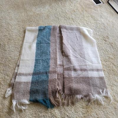Womenâ€™s Shawls (P-CE)