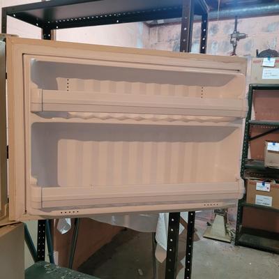 GE 18.2 cu ft No-Frost Refrigerator Freezer (BS-CE)