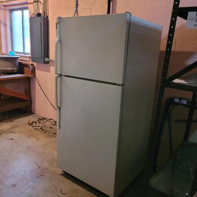 GE 18.2 cu ft No-Frost Refrigerator Freezer (BS-CE)