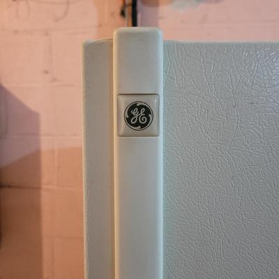 GE 18.2 cu ft No-Frost Refrigerator Freezer (BS-CE)