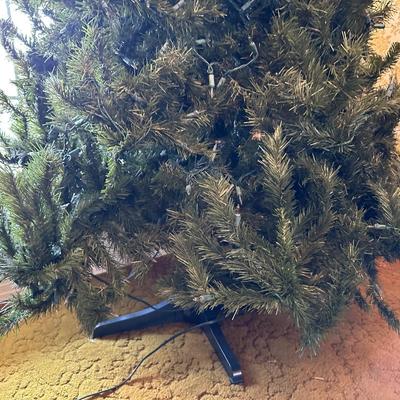 7â€™ Artificial Christmas Tree