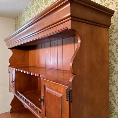 Maple Hutchâ€”Separates Into 2 Piecesâ€”EXCELLENT Condition
