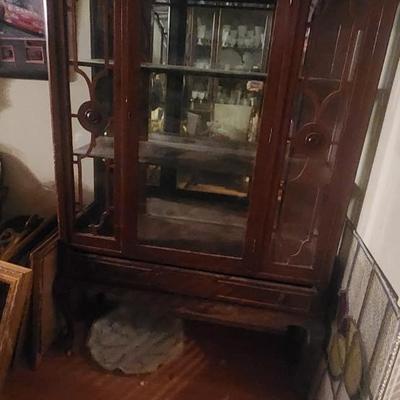 China cabinet - missing side panel of glass