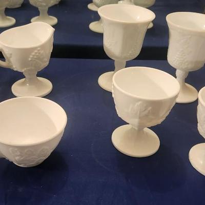 Milk glass cup 4 sets of 2