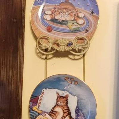 Cat plates & display case - 3