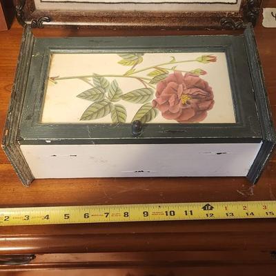 Jewelry box w/flowers