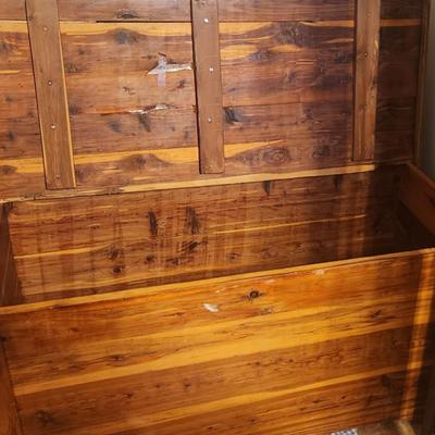 Cedar trunk w/broken lid