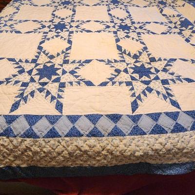Queen Blue & white quilt w/2 pillow cases