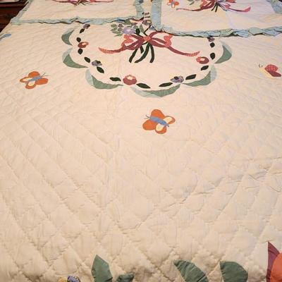 Queen cream w/flower quilt 4 pillow cases