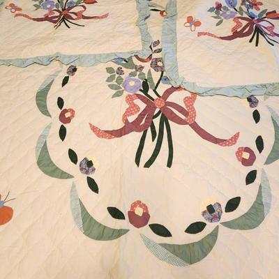 Queen cream w/flower quilt 4 pillow cases