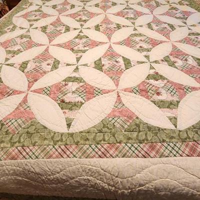 Queen pink/green quilt w/2 pillow cases