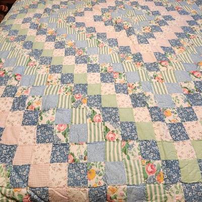 Queen quilt pink/blue/green w/2 pillow cases