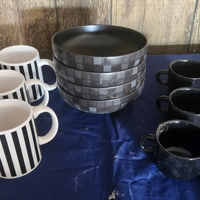 Blk/white cups & bowls
