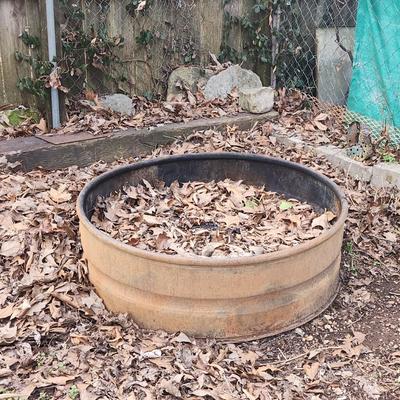 Metal round fire pit