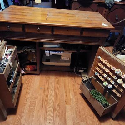 Sewing machine table w/sewing machine