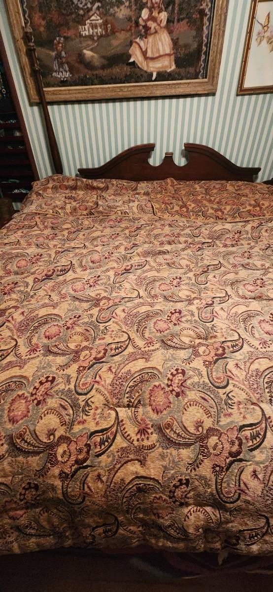 King size thick comforter w/two pillow cases