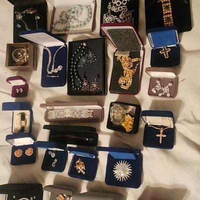 Lot 19 Jewelry