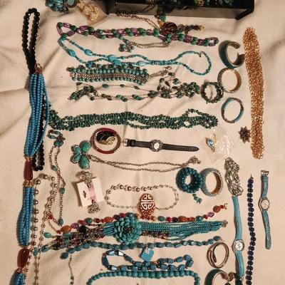 Lot 21 Jewelry