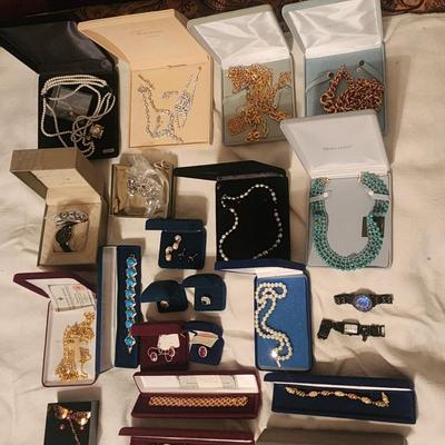 Lot 22 Jewelry