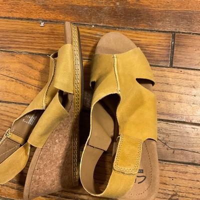 Clarks wedge sandals w/suede upper size 7.5