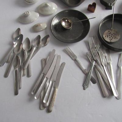 Lot of Vintage Kid's Kitchenware Toys and Washboard