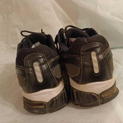 sz 8.5 women's Nike sneakers