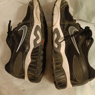 sz 8.5 women's Nike sneakers