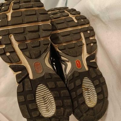 sz 8.5 women's Nike sneakers