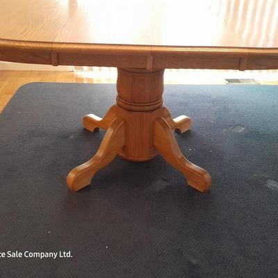 Beautiful Oak Dining room table with four chairs and two leaves