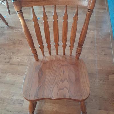 Beautiful Oak Dining room table with four chairs and two leaves