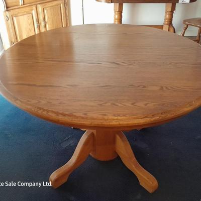 Beautiful Oak Dining room table with four chairs and two leaves