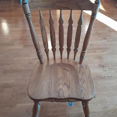 Beautiful Oak Dining room table with four chairs and two leaves