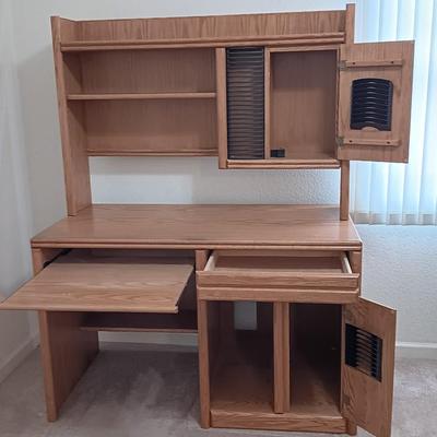 Nice Oak 2-piece Desk & hutch computer desk with lots of storage