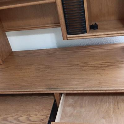 Nice Oak 2-piece Desk & hutch computer desk with lots of storage