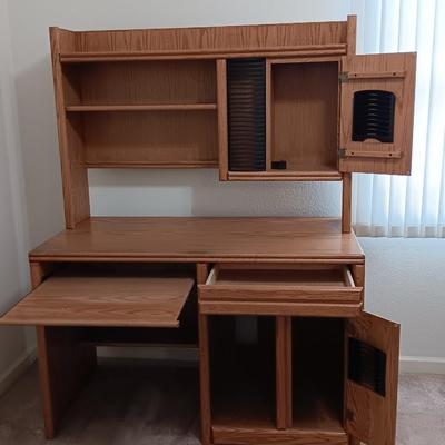 Nice Oak 2-piece Desk & hutch computer desk with lots of storage