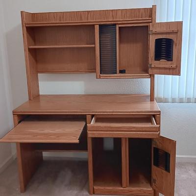 Nice Oak 2-piece Desk & hutch computer desk with lots of storage