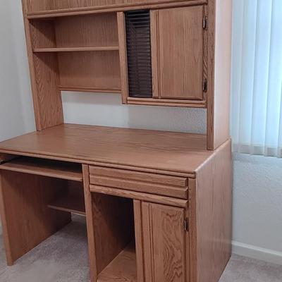 Nice Oak 2-piece Desk & hutch computer desk with lots of storage