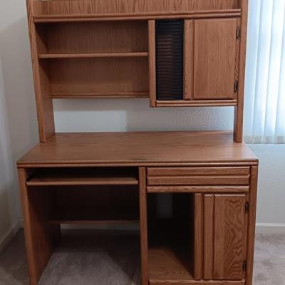 Nice Oak 2-piece Desk & hutch computer desk with lots of storage